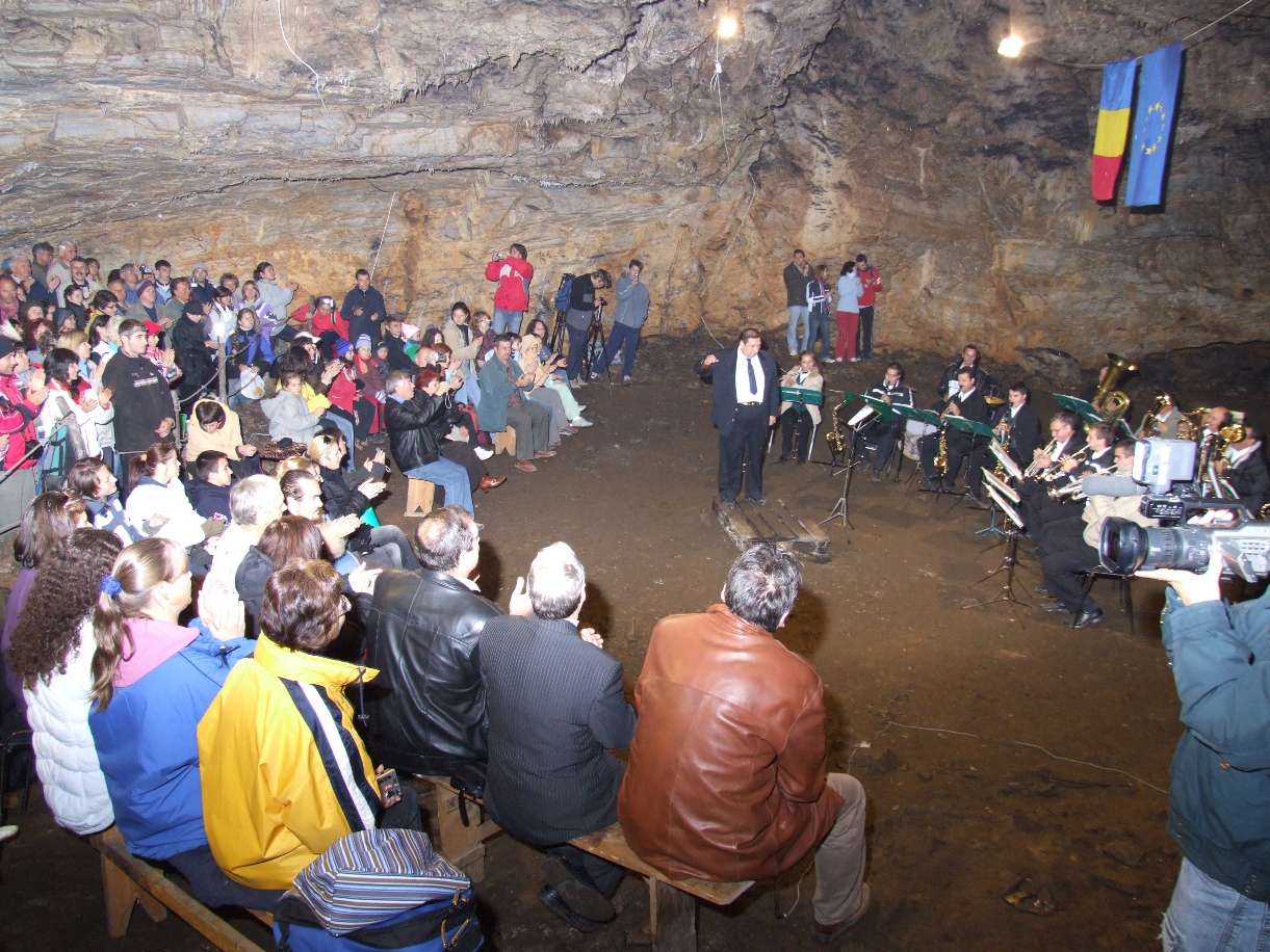 Concert simfonic in Pestera de la Romanesti